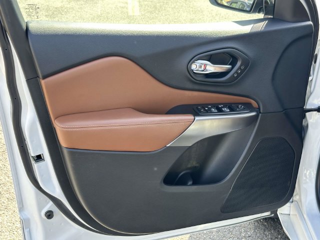 Used 2019 Jeep Cherokee Overland w/ Technology Group AWD/4WD image 13