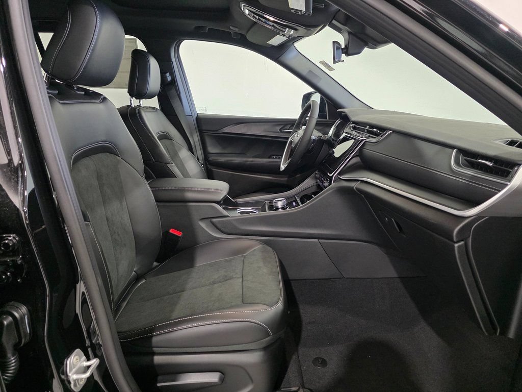 New 2025 Jeep Grand Cherokee Altitude AWD/4WD image 24