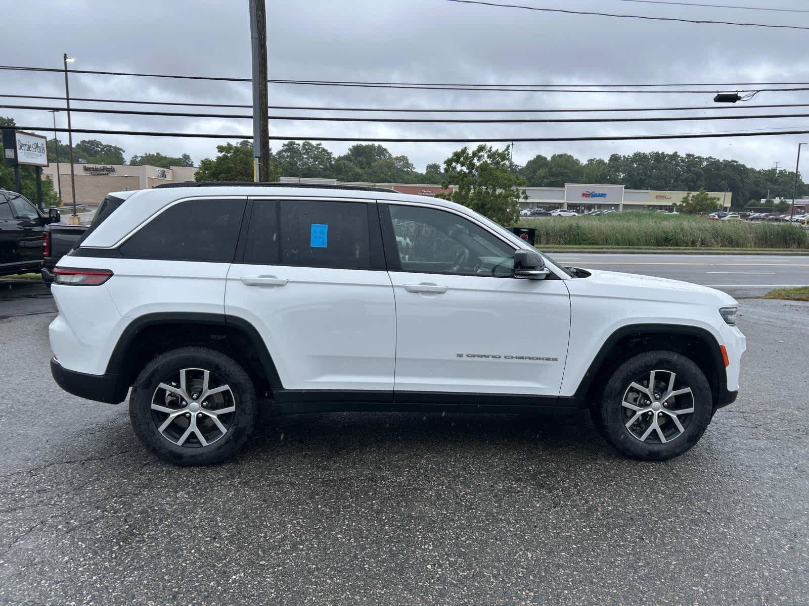 Certified 2024 Jeep Grand Cherokee Limited AWD/4WD image 2