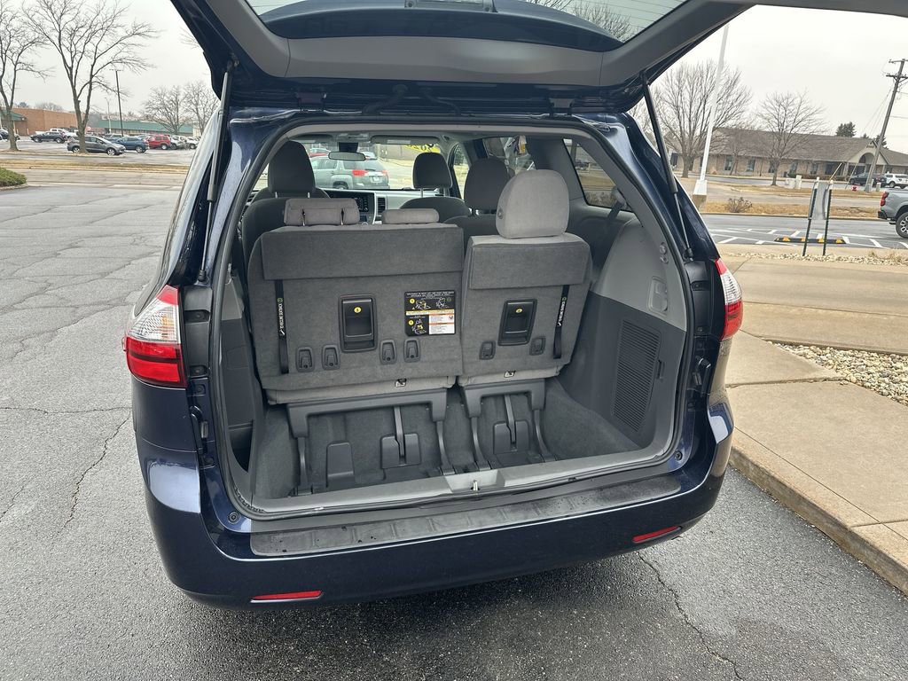 Used 2020 Toyota Sienna L image 18