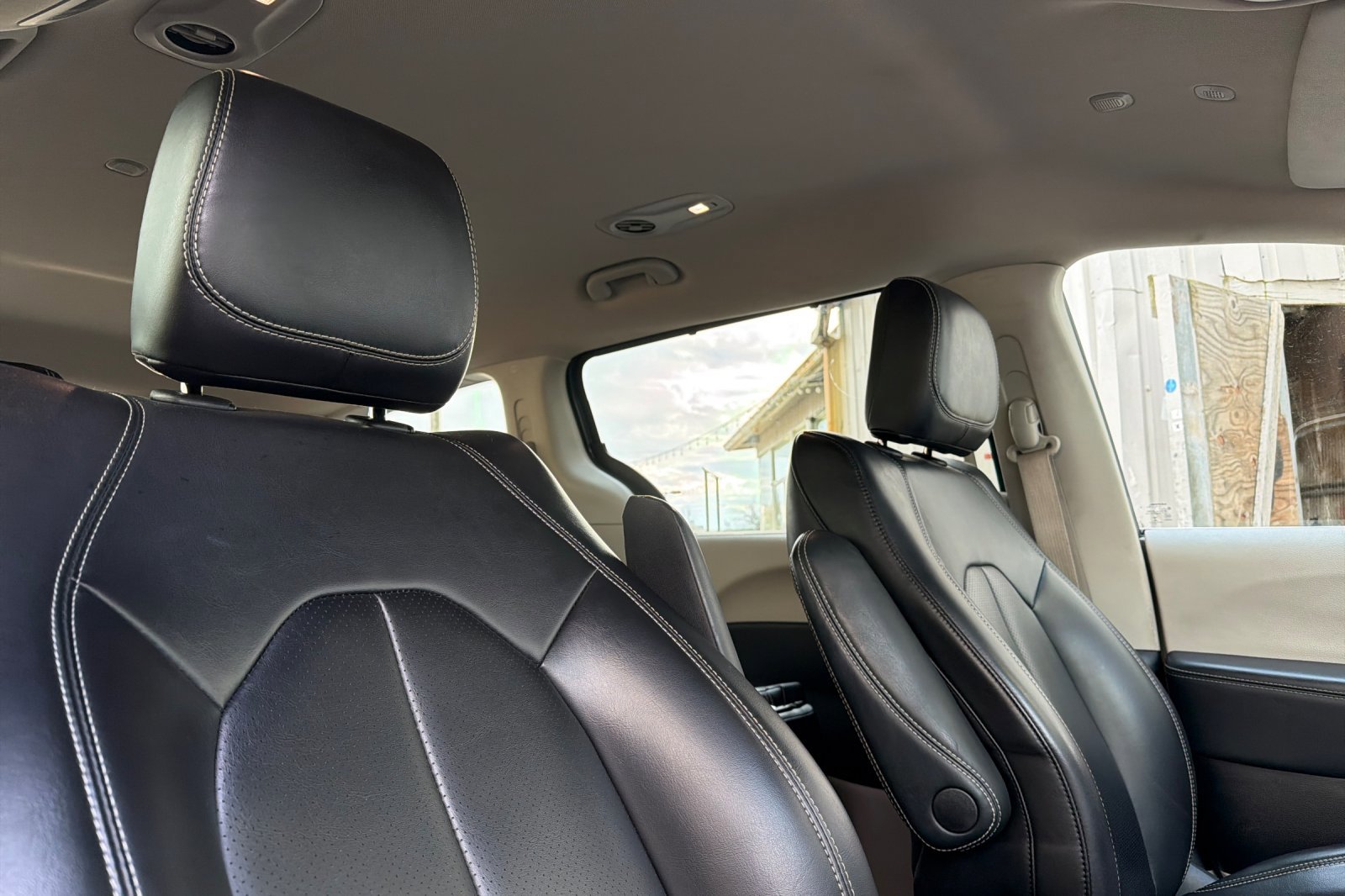 Used 2023 Chrysler Pacifica Touring-L image 17