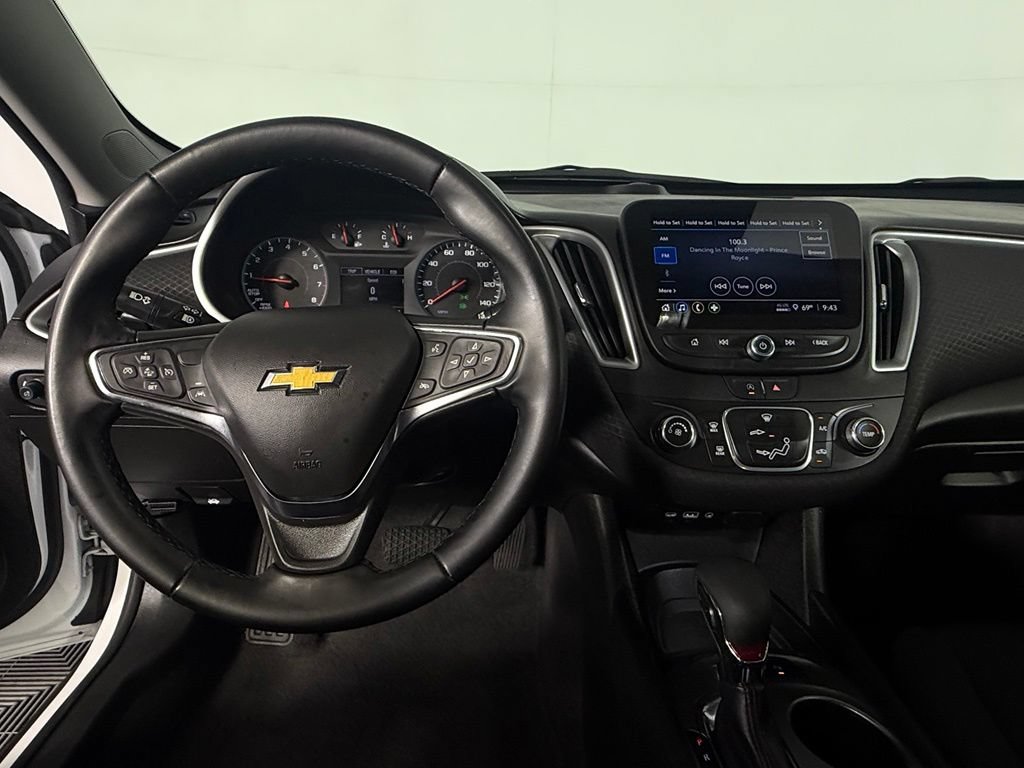 Used 2025 Chevrolet Malibu RS FWD image 14