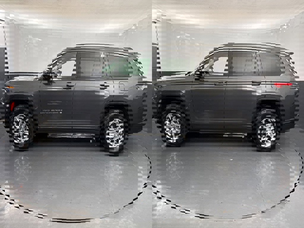 Used 2022 Jeep Grand Cherokee L Laredo w/ Luxury Tech Group I image 4