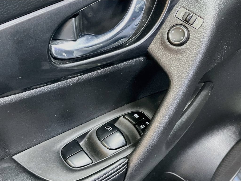 Used 2017 Nissan Rogue SV w/ SV Premium Package FWD image 18