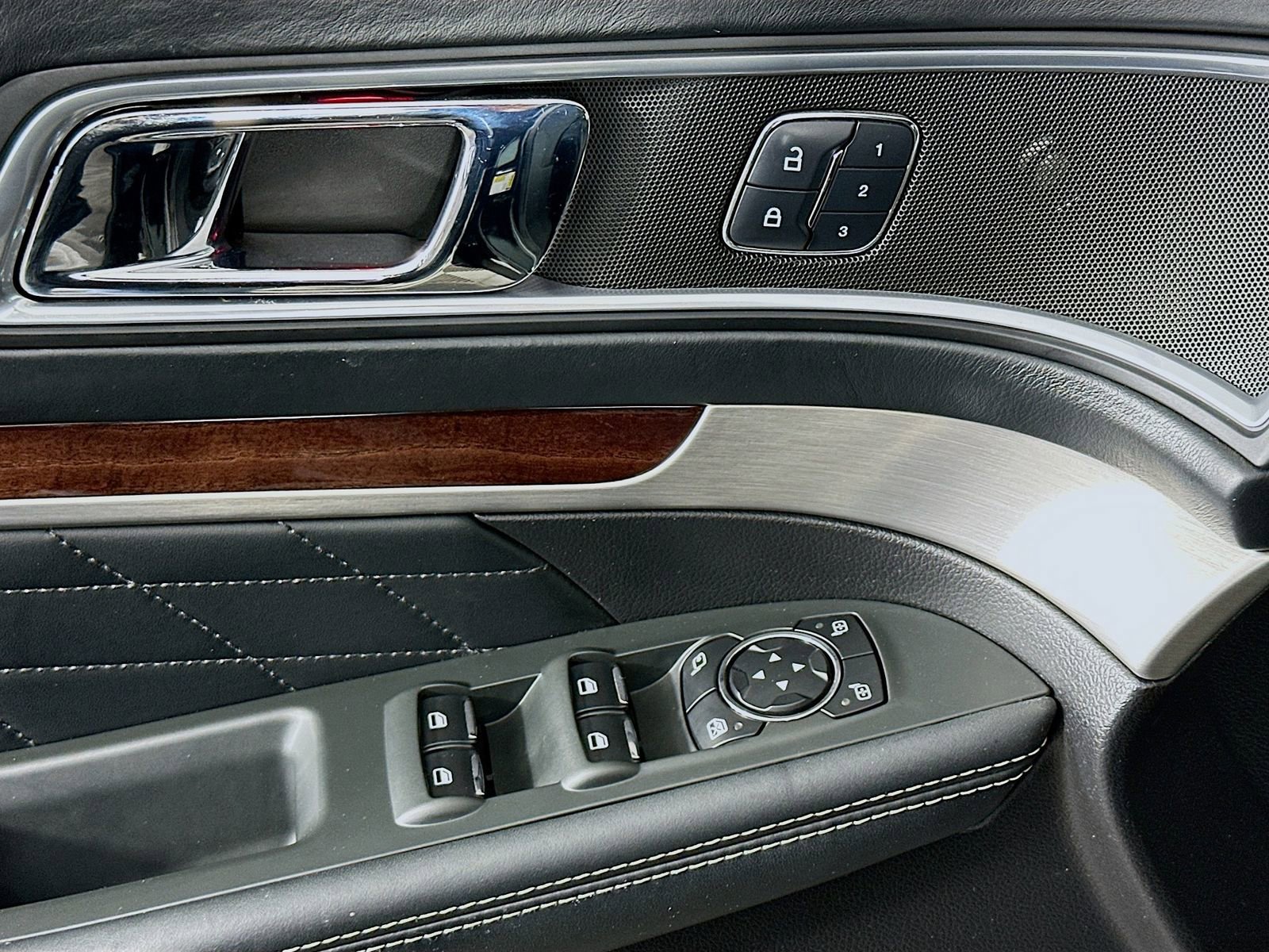 Used 2017 Ford Explorer Platinum image 18