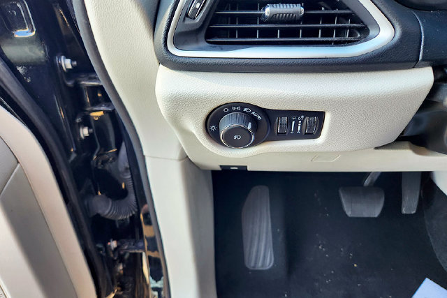 Used 2024 Chrysler Pacifica Touring-L FWD image 14
