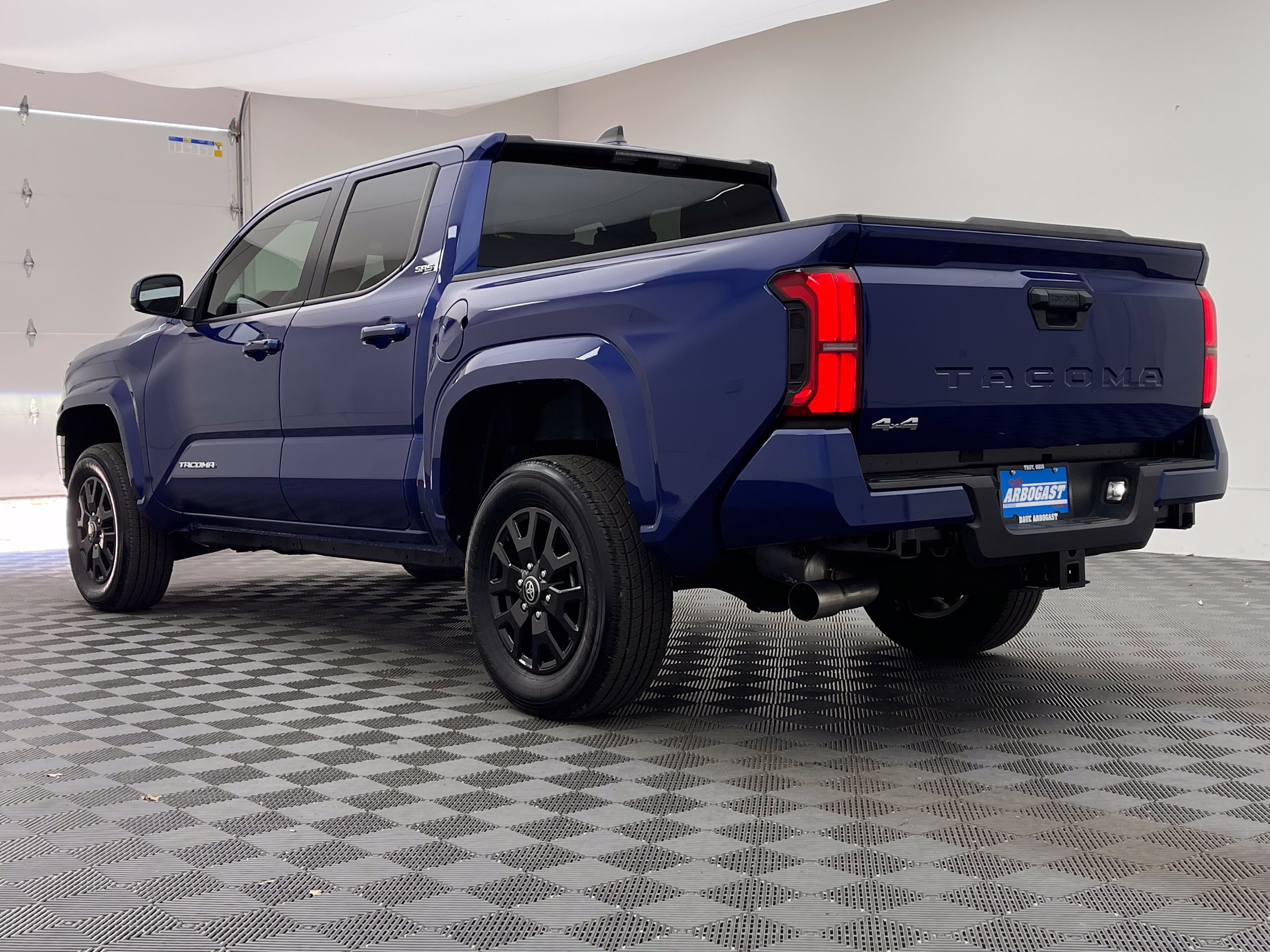 Used 2025 Toyota Tacoma SR5 AWD/4WD image 9