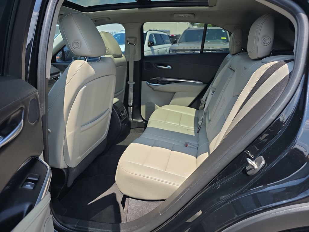Used 2019 Cadillac XT4 Luxury w/ Cold Weather Package AWD/4WD image 16