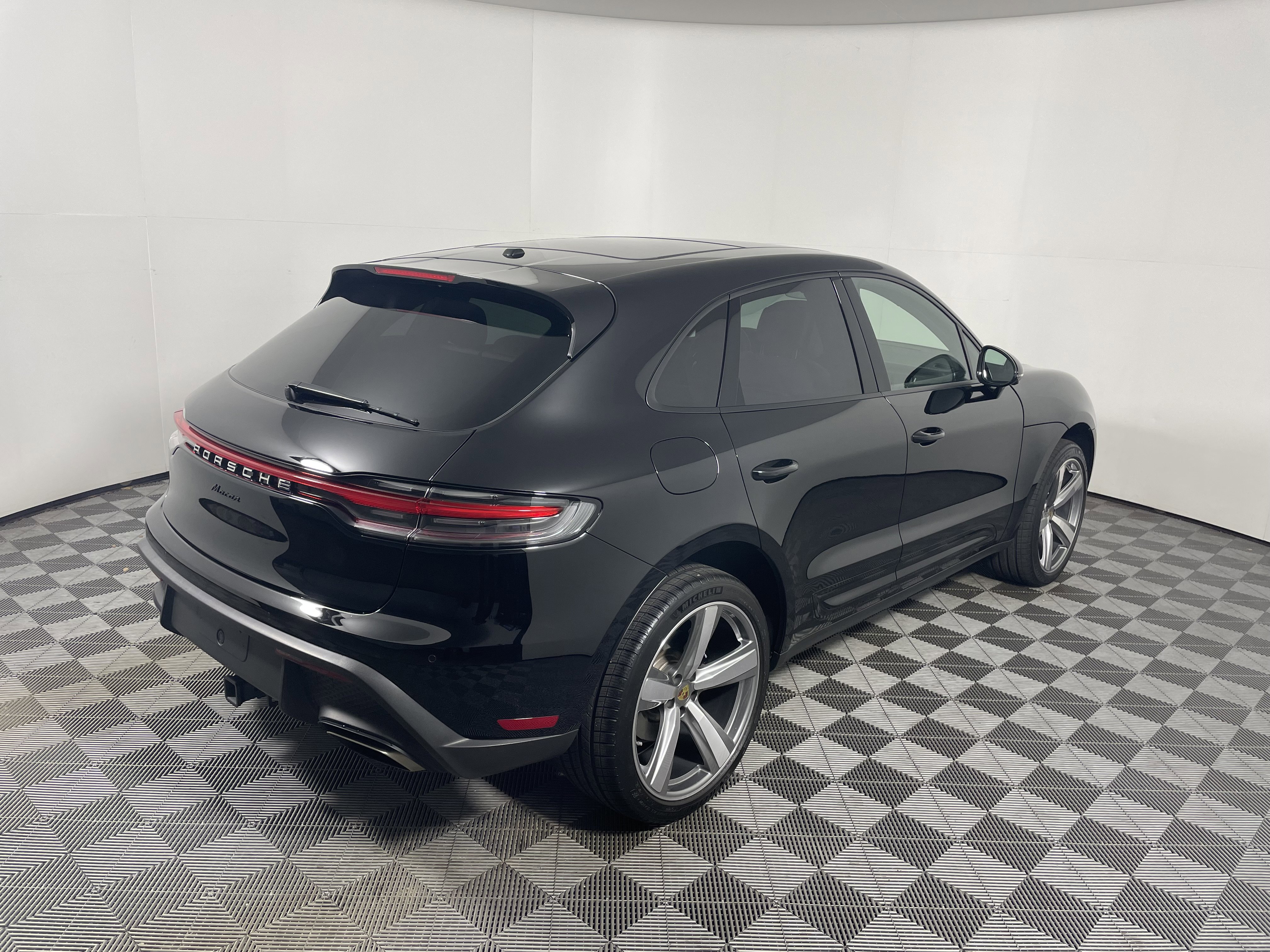 Used 2025 Porsche Macan image 7