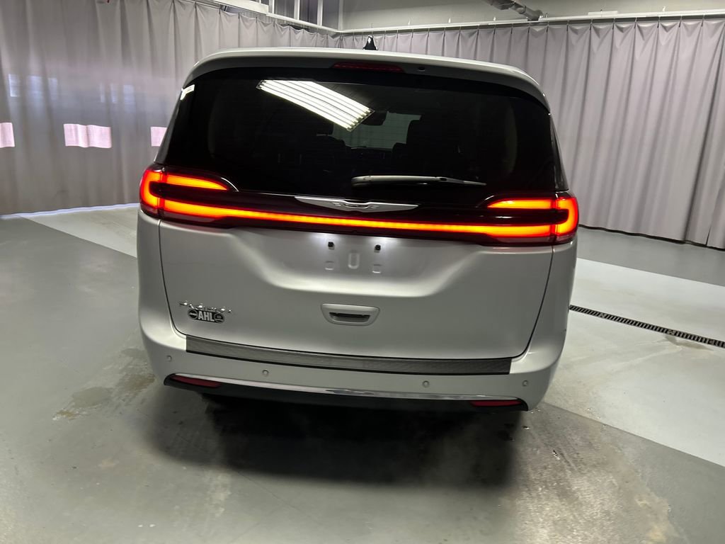 Used 2024 Chrysler Pacifica Touring-L FWD image 6
