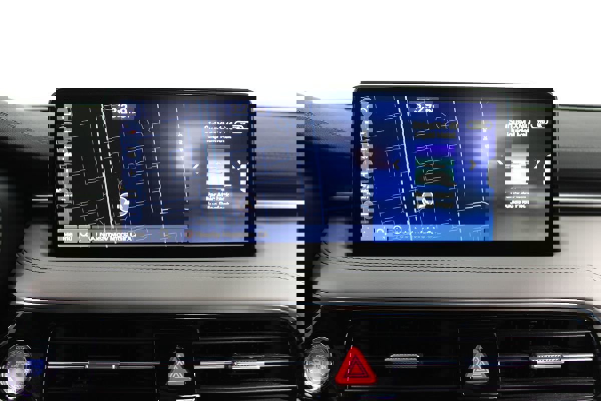 Used 2025 Genesis G70 2.5T image 16