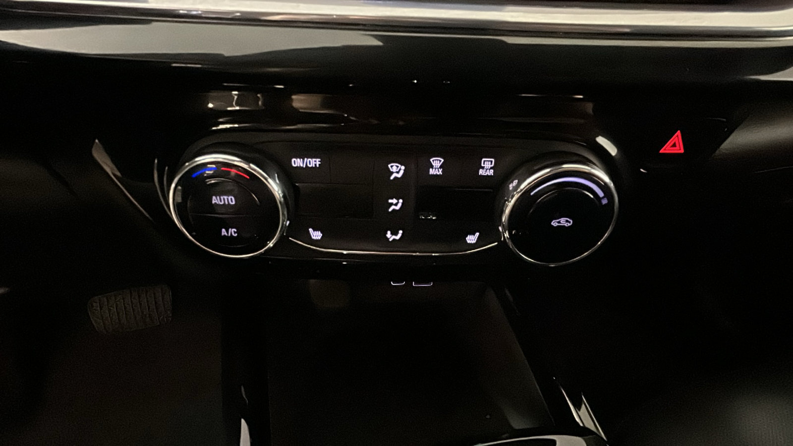 Used 2025 Chevrolet Trax RS FWD image 26