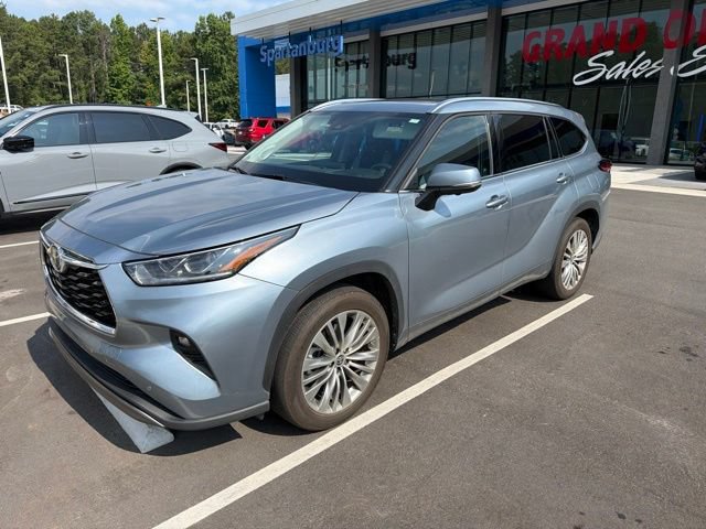 Used 2023 Toyota Highlander Platinum FWD image 2