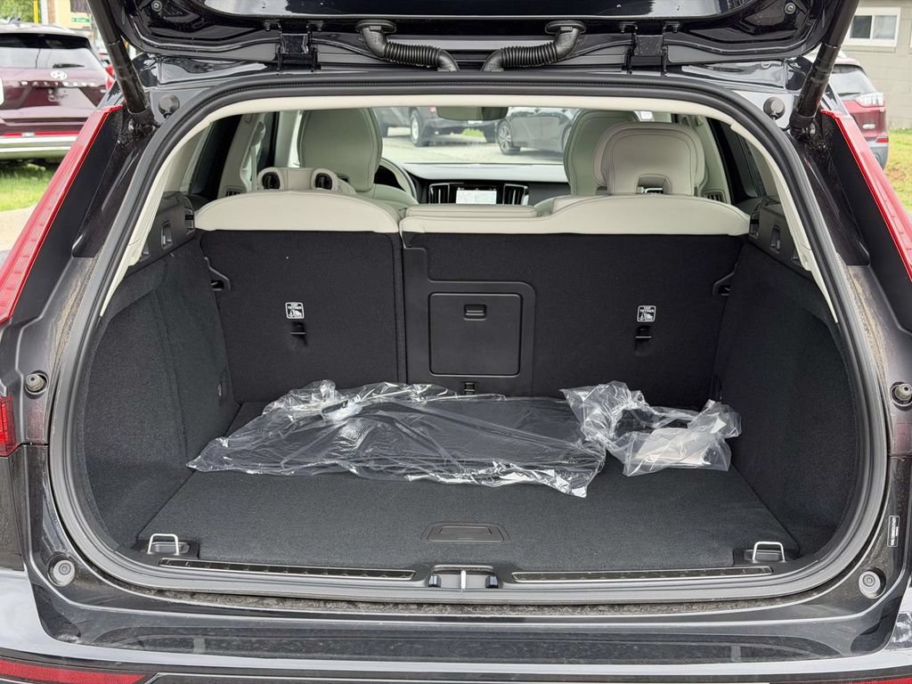 New 2026 Volvo V60 B5 Cross Country Plus w/ Climate Package AWD/4WD image 13