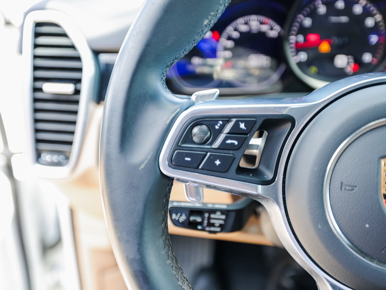 Certified 2023 Porsche Cayenne Platinum Edition image 17