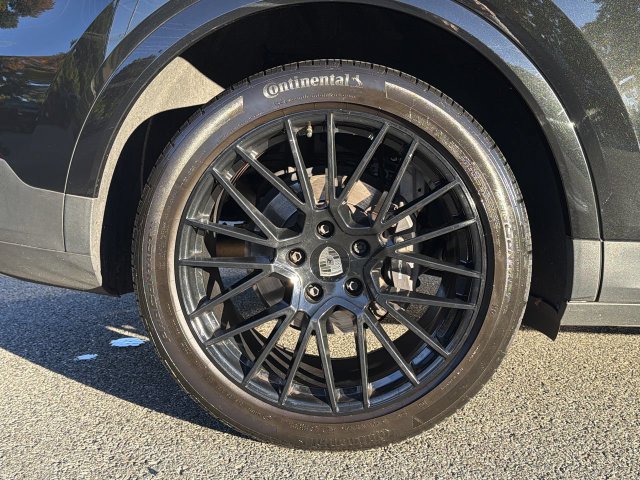 Used 2023 Porsche Cayenne AWD/4WD image 12