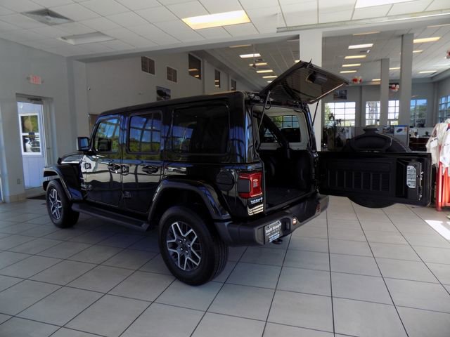 Certified 2024 Jeep Wrangler Unlimited Sahara w/ Technology Group AWD/4WD image 6