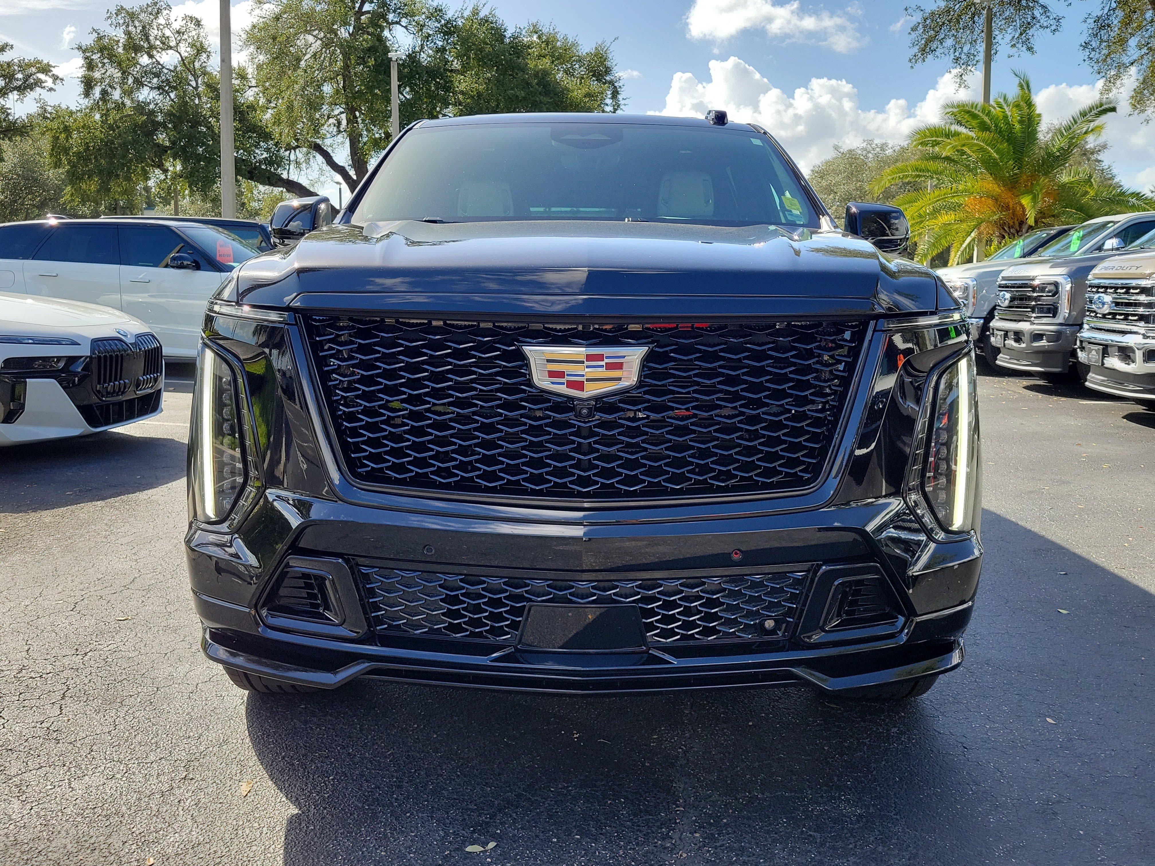 Used 2025 Cadillac Escalade ESV V AWD/4WD image 2