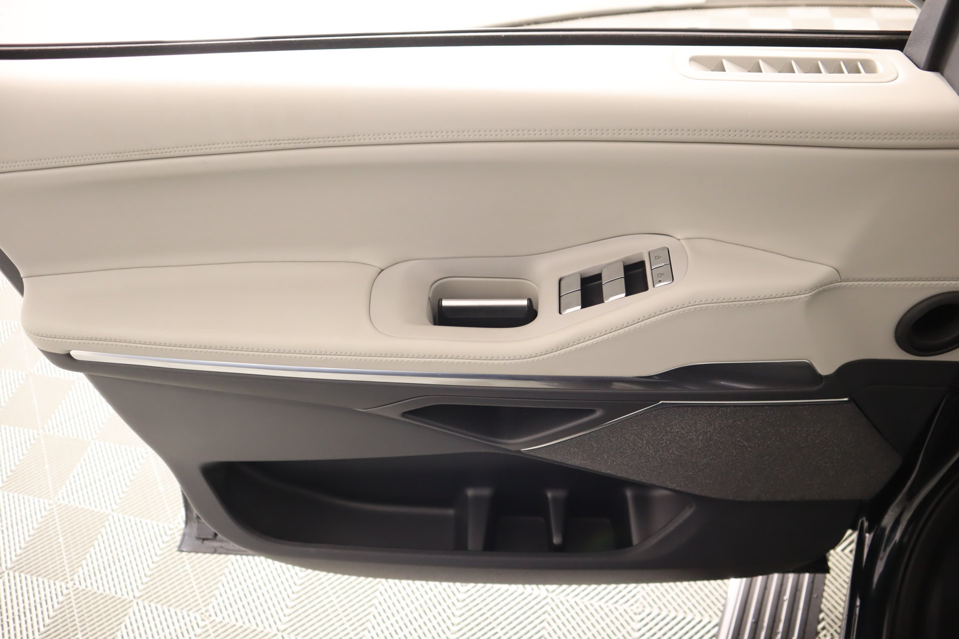 New 2026 Lincoln Navigator Reserve w/ Jet Appearance Package AWD/4WD image 17