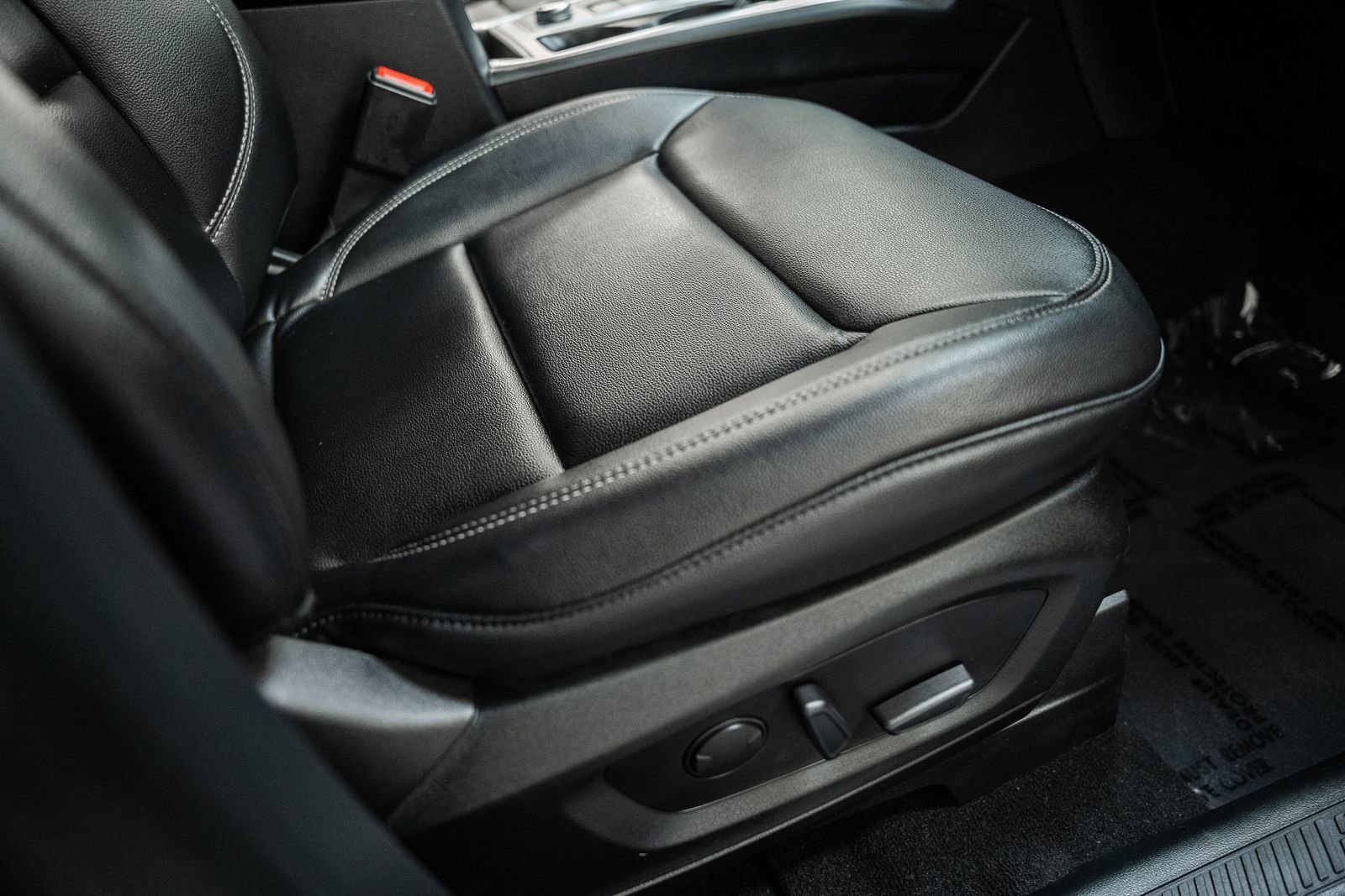 Certified 2020 Ford Explorer XLT w/ Equipment Group 202A image 41