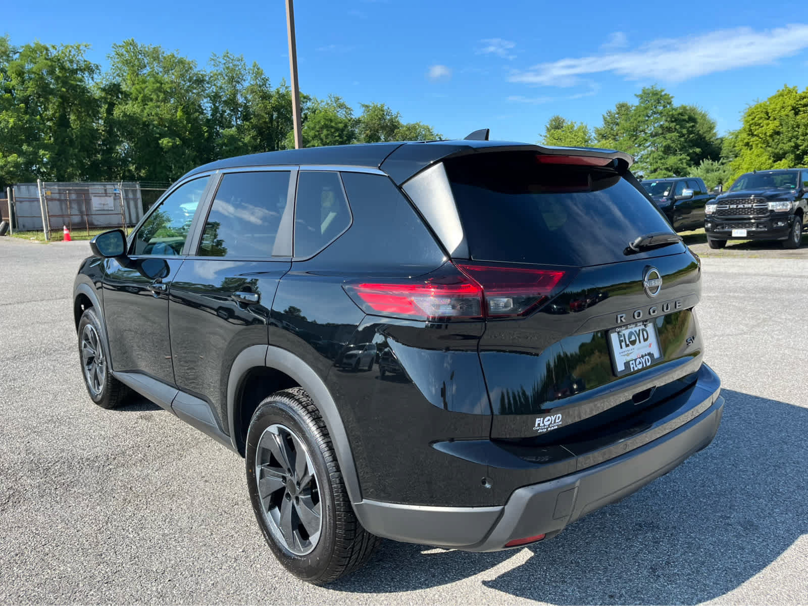 Used 2024 Nissan Rogue SV FWD image 5
