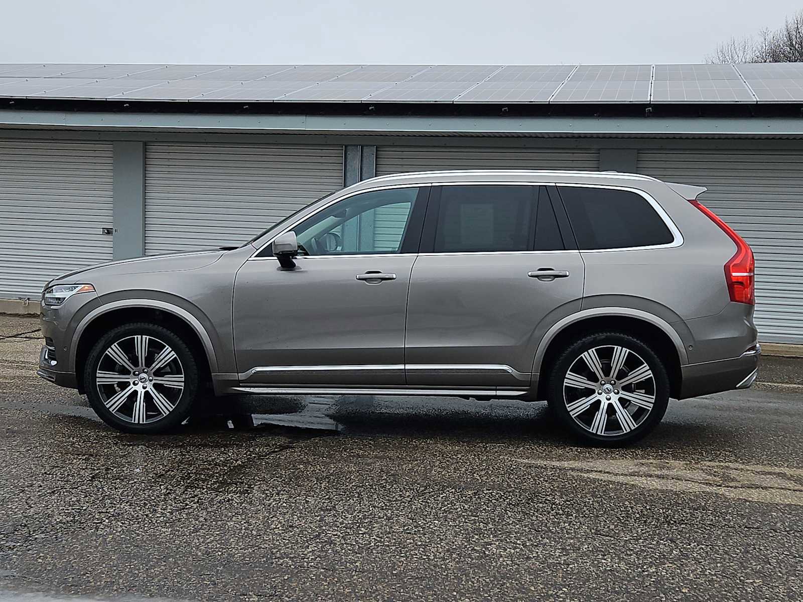 Used 2021 Volvo XC90 T6 Inscription w/ Lounge Package image 3