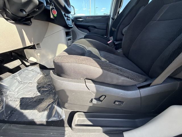 Used 2019 Dodge Grand Caravan SE w/ UConnect Hands-Free Group FWD image 12
