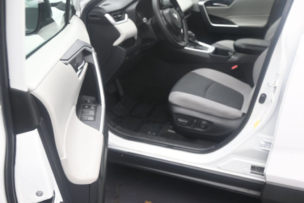 Used 2022 Toyota RAV4 XLE w/ Convenience Package FWD image 11