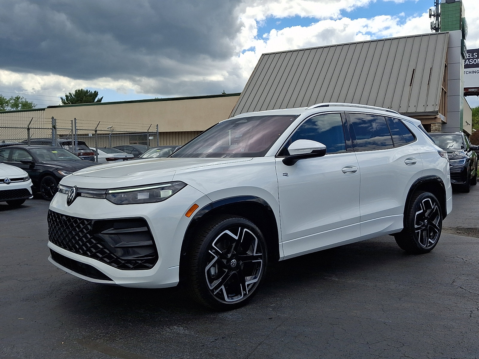 Certified 2025 Volkswagen Tiguan SEL R-Line AWD/4WD image 3