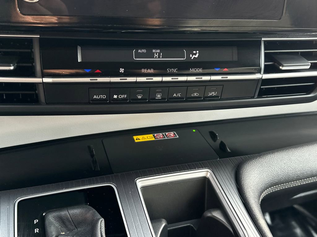 Used 2025 Toyota Sienna LE image 28