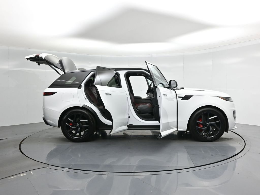 Used 2023 Land Rover Range Rover Sport SE Dynamic image 3