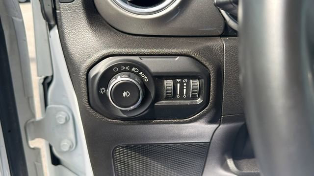 Used 2019 Jeep Wrangler Unlimited Sahara image 17