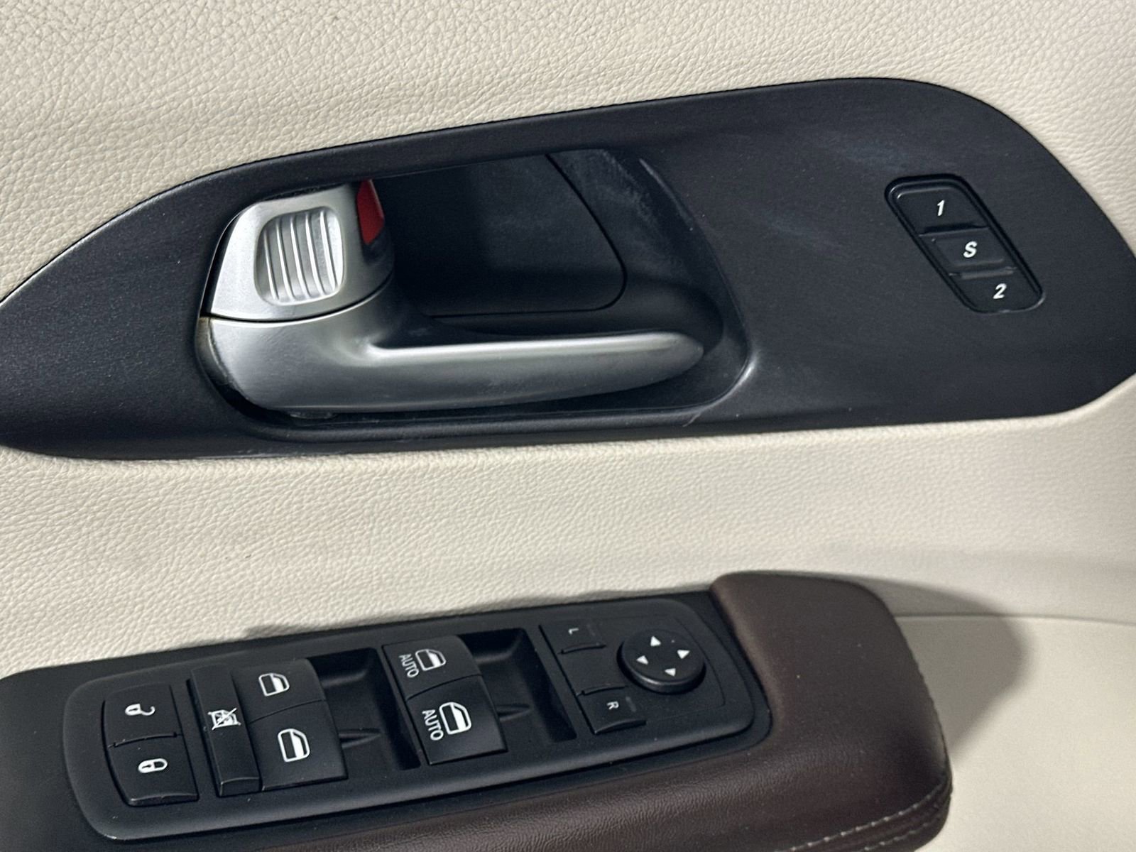 Used 2020 Chrysler Pacifica Touring-L w/ Tire & Wheel Group image 13