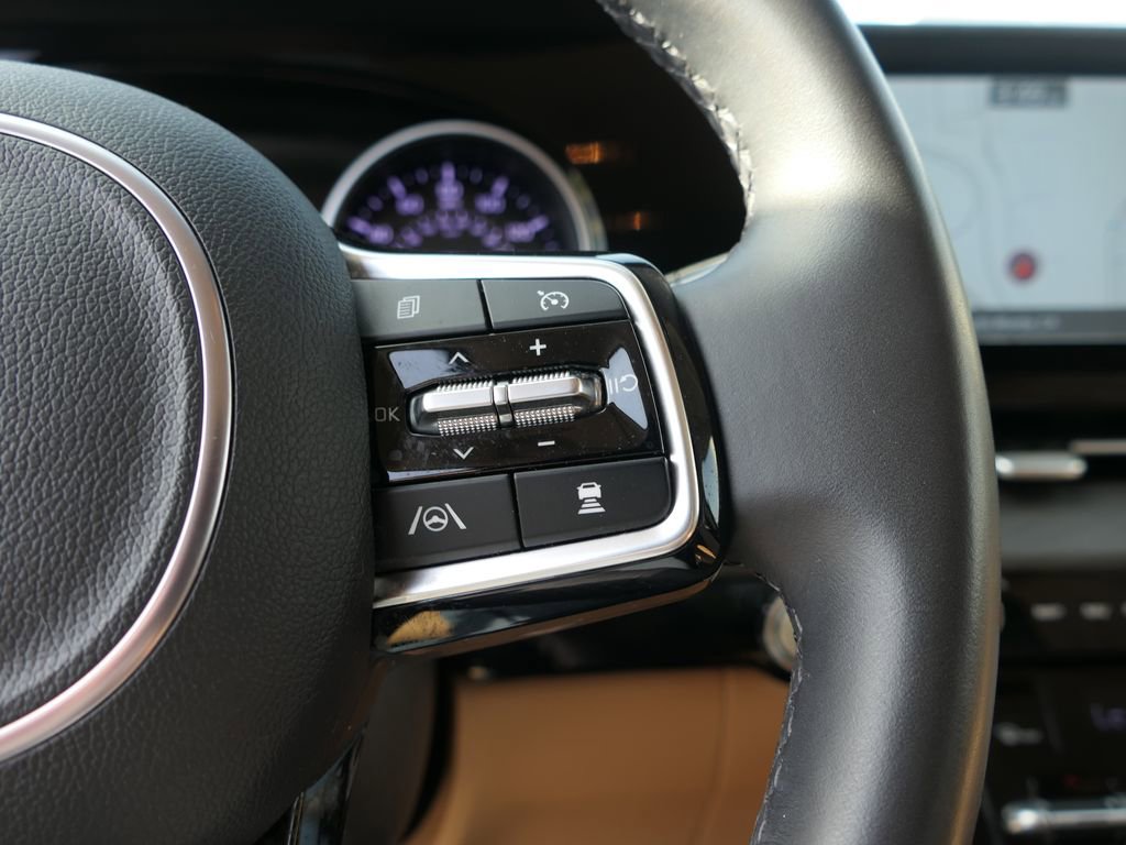 Used 2024 Kia Carnival EX image 16