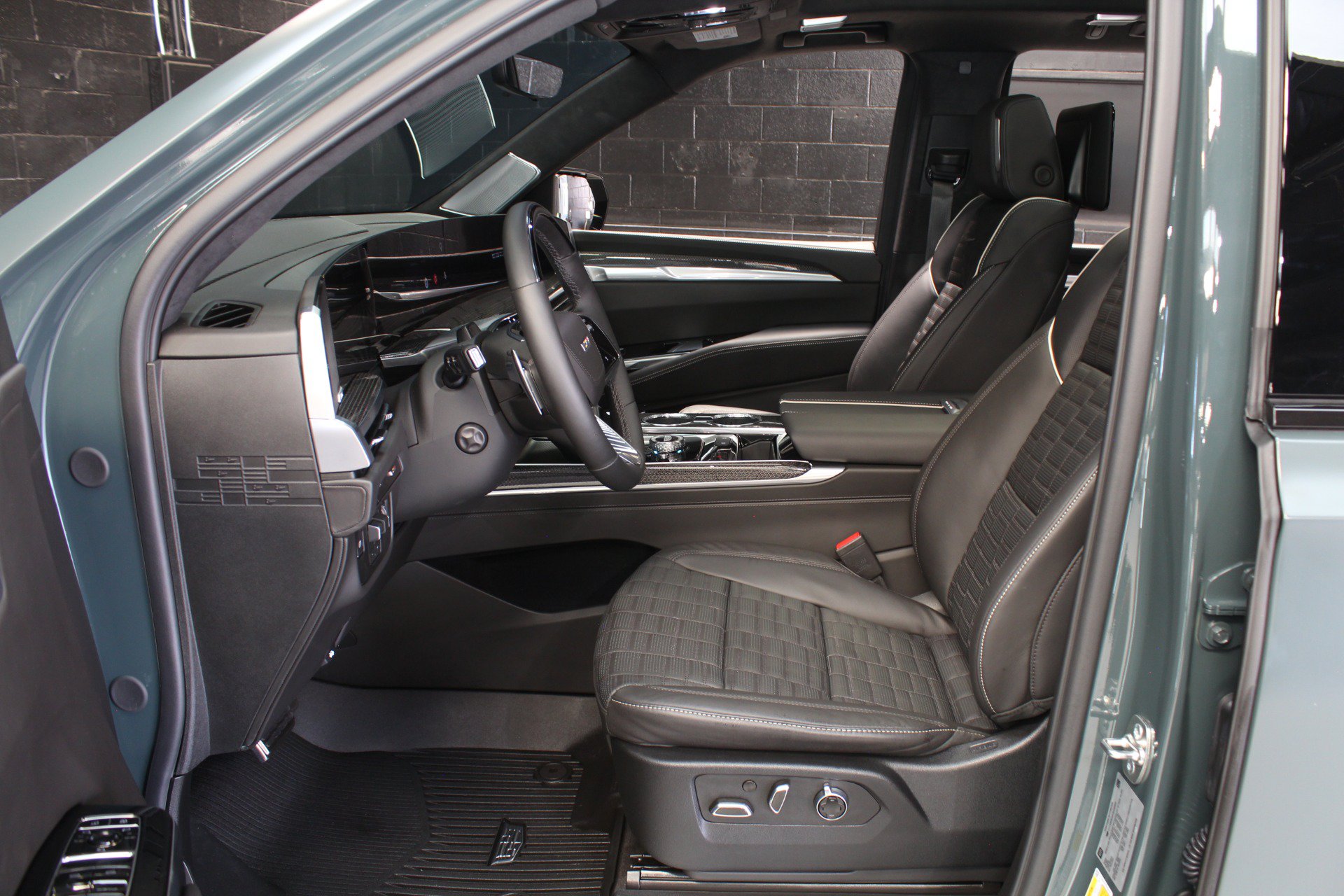 Used 2026 Cadillac Escalade V w/ LPO, ONYX Package AWD/4WD image 45