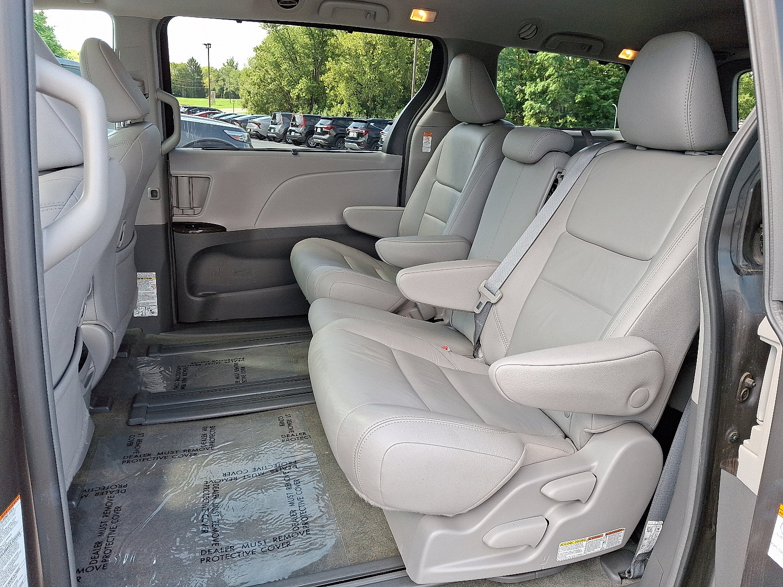 Used 2018 Toyota Sienna XLE w/ XLE Navigation Package FWD image 11