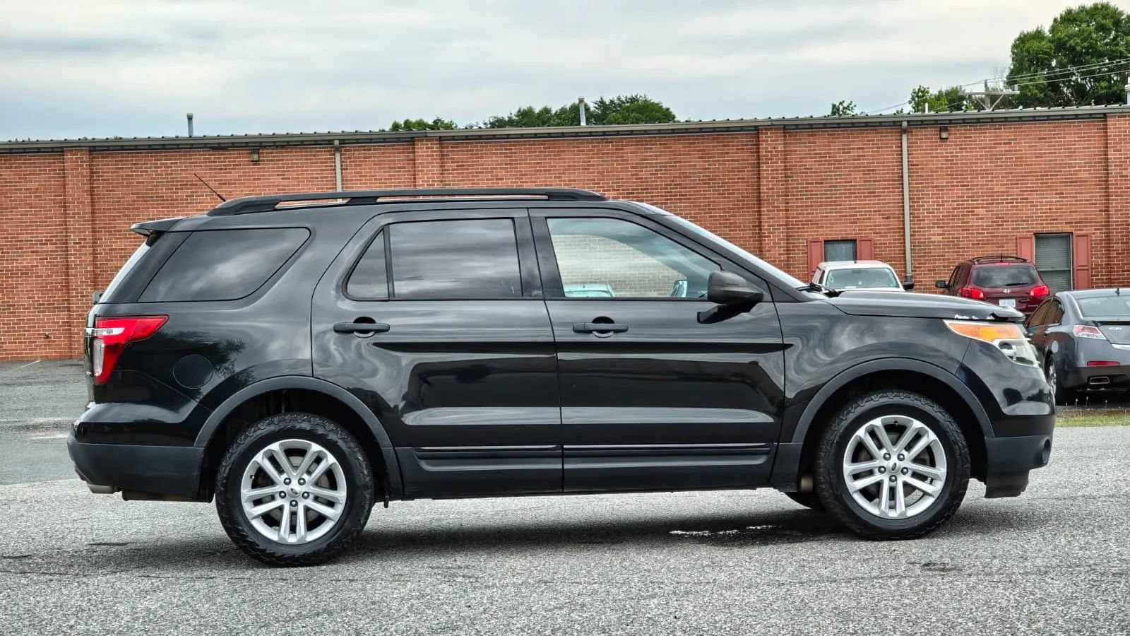 Used 2015 Ford Explorer 4WD image 2