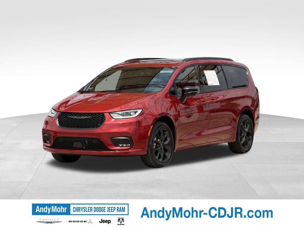 Used 2025 Chrysler Pacifica Limited w/ Uconnect Theater Family Group AWD/4WD image 3