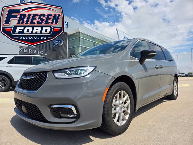 Used 2025 Chrysler Pacifica Select