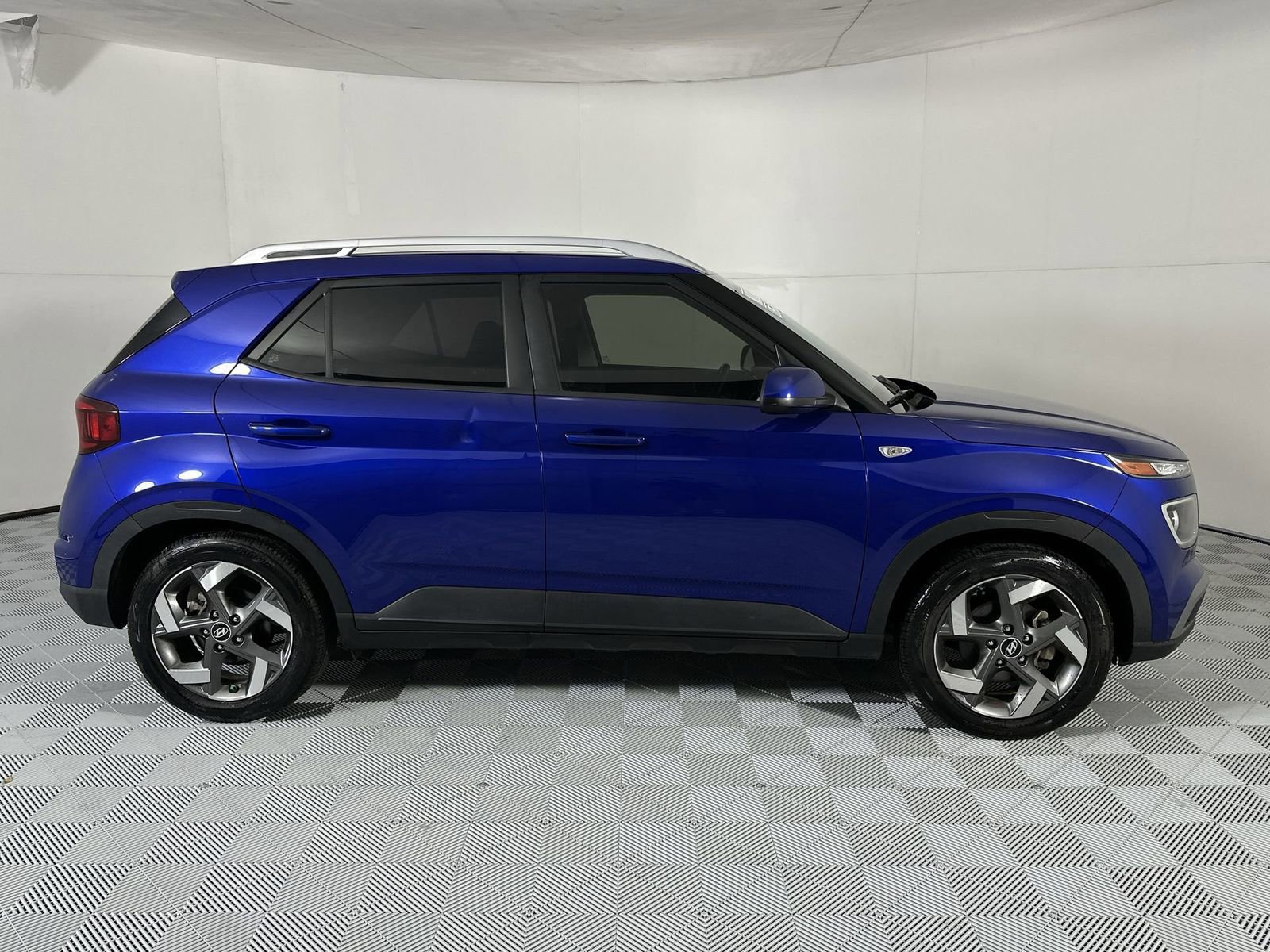 Used 2022 Hyundai Venue SEL FWD image 9