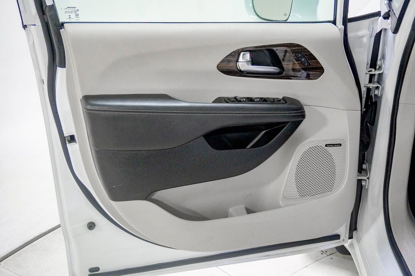 Used 2022 Chrysler Pacifica Limited image 17