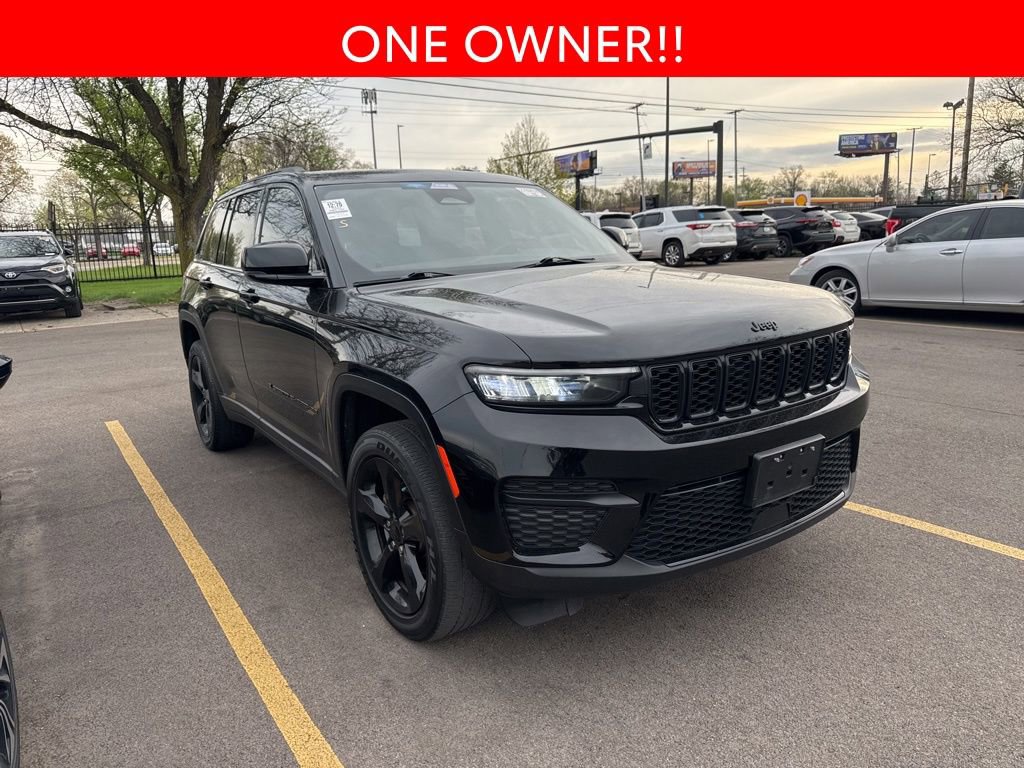 Used 2023 Jeep Grand Cherokee Altitude image 3