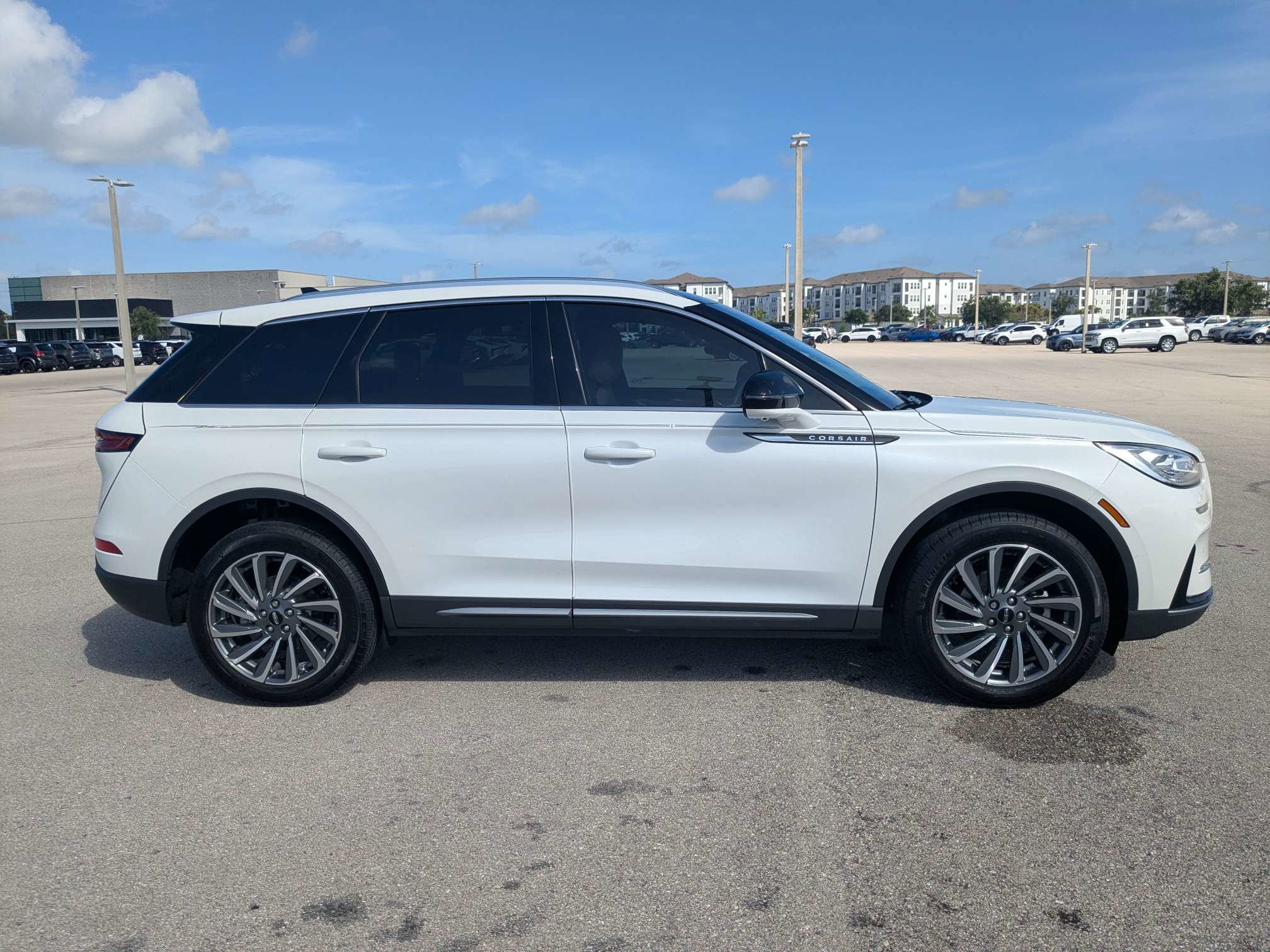 Used 2023 Lincoln Corsair Reserve w/ Equipment Group 201A FWD image 3