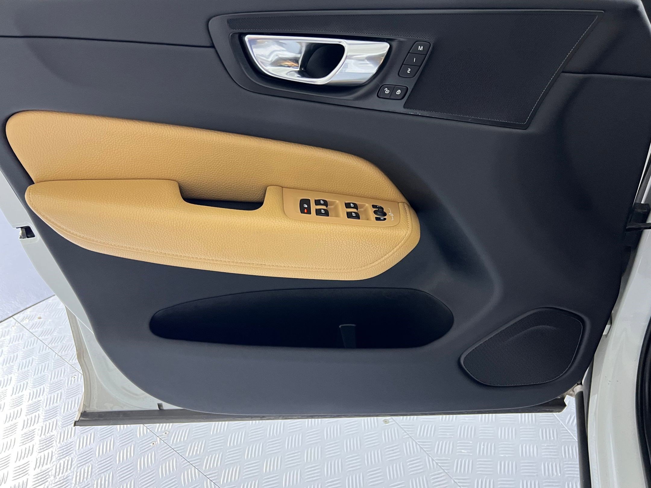 Used 2018 Volvo XC60 T5 Momentum w/ Vision Package image 11