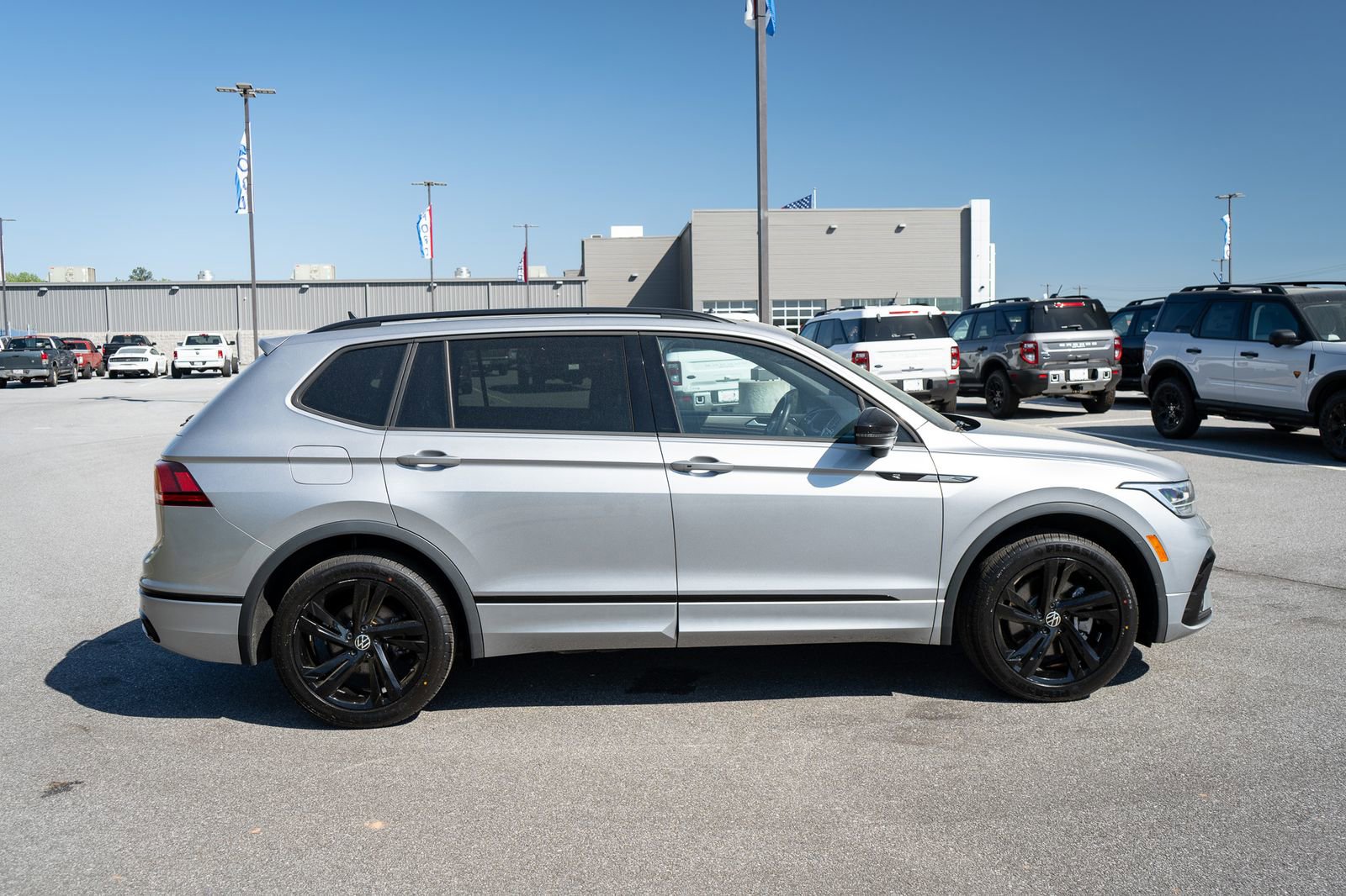 Used 2023 Volkswagen Tiguan SE R-Line FWD image 11