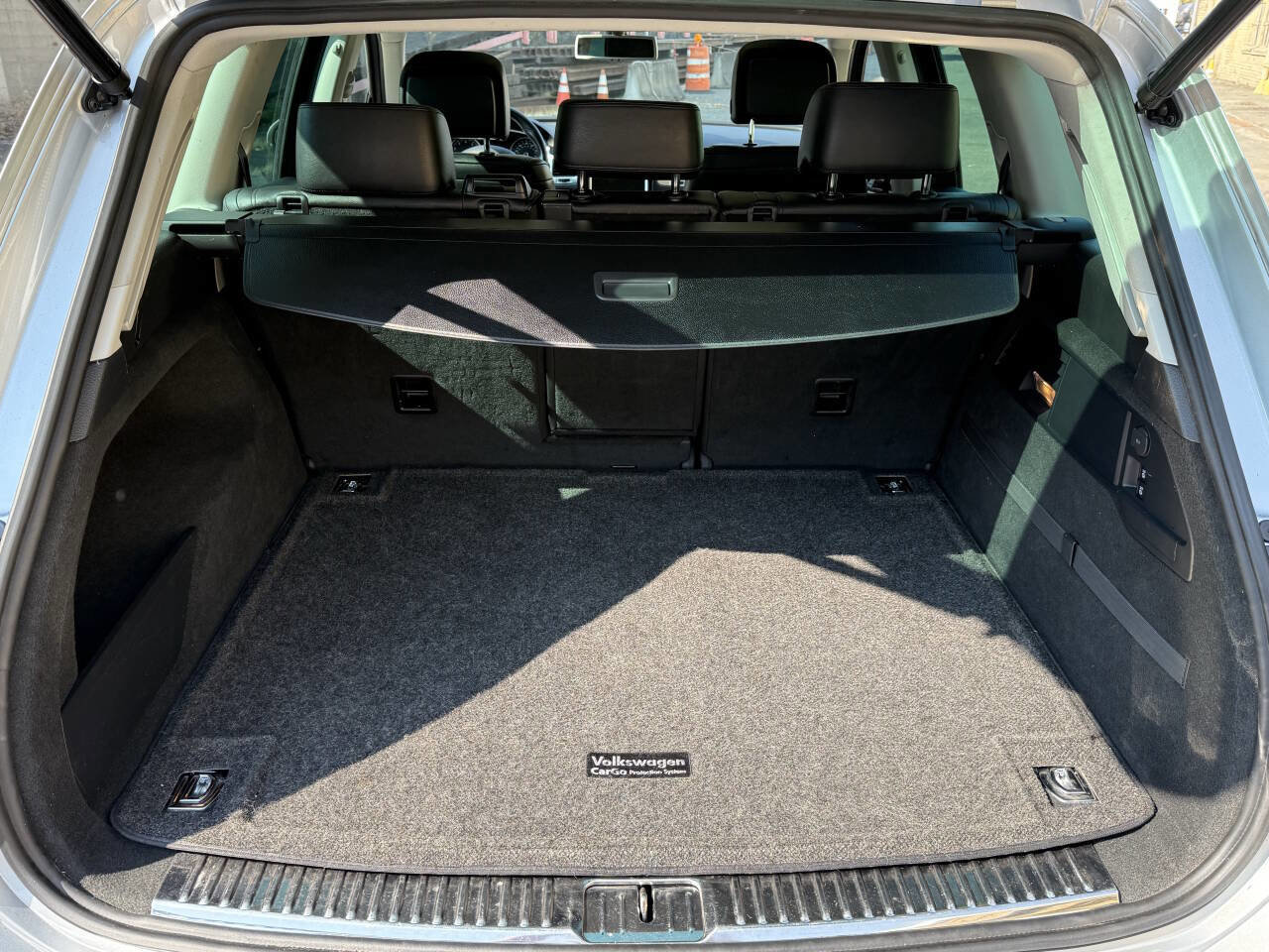 Used 2012 Volkswagen Touareg Sport image 24