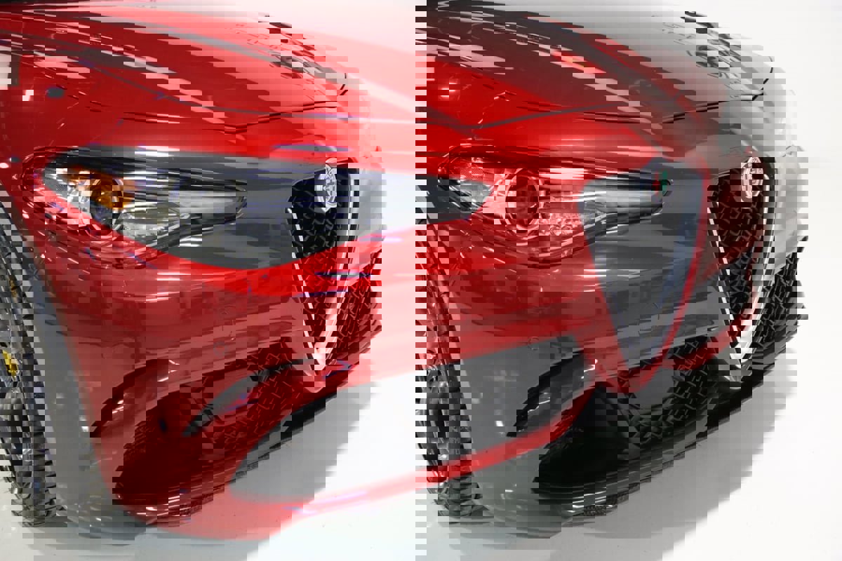 Used 2018 Alfa Romeo Giulia Quadrifoglio w/ Driver Assist Dynamic Package image 33