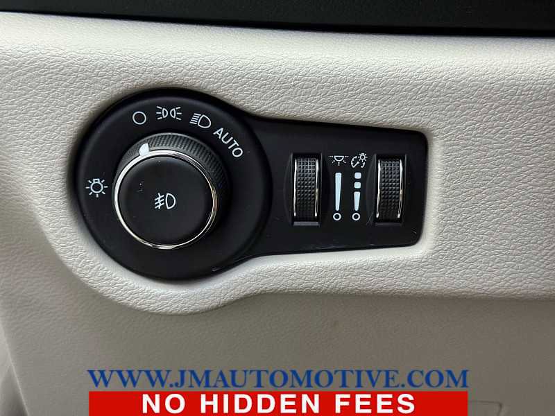 Used 2021 Chrysler Pacifica Touring-L image 38