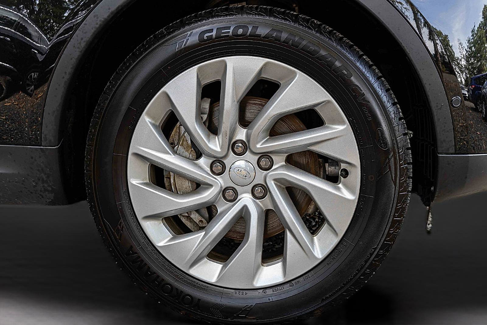 Used 2024 Land Rover Discovery S image 28