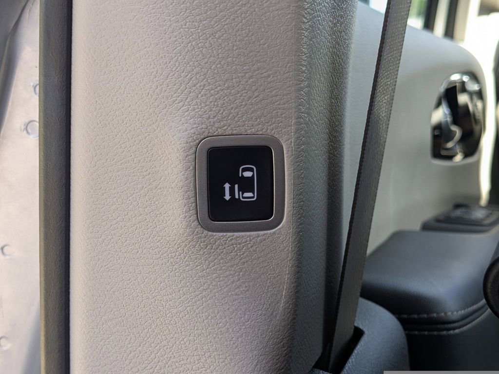 Used 2023 Chrysler Pacifica Limited FWD image 19